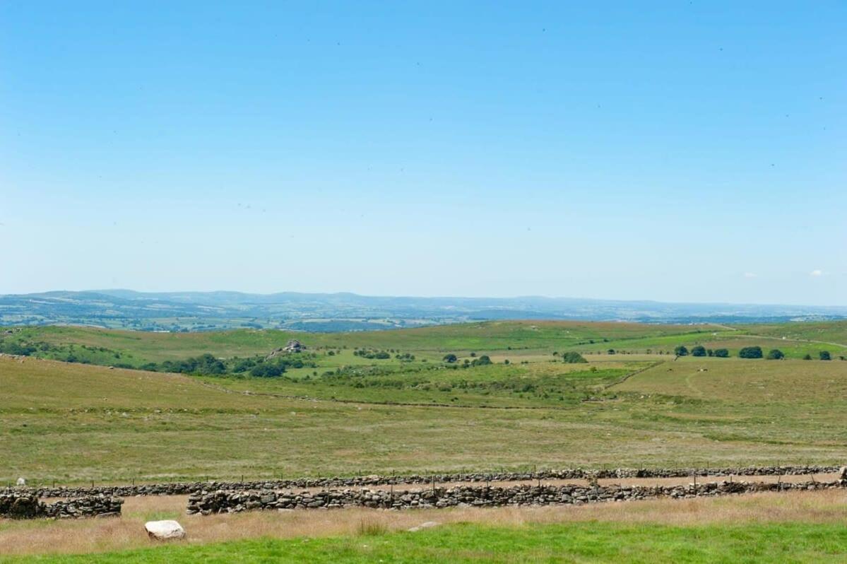 Dartmoor Barn On North Hessary Tor Villa เยลเวอร์ตัน ภายนอก รูปภาพ